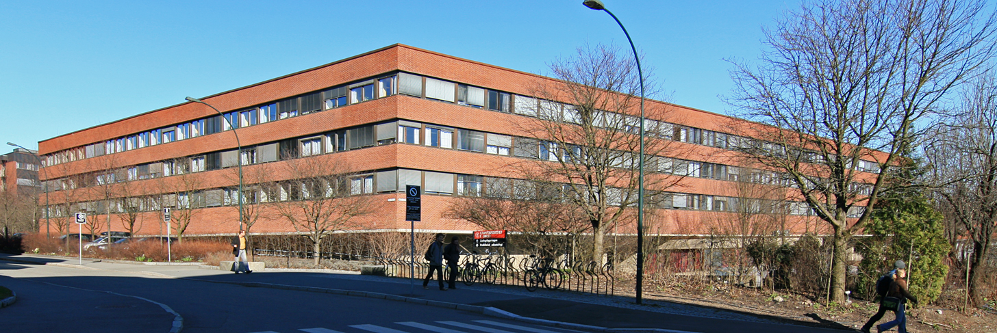Bilde av Kristine Bonnevies hus. Bygning, blå himmel, trær, gate. 