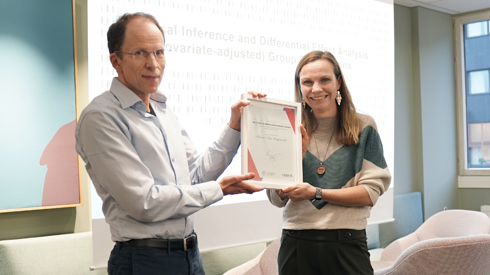 A picture showing Dr. Marie-Ann Sengewald receiving the Sigrid Blömeke Scholarship Award 2025 from Centre Director Professor Arne Lervåg.