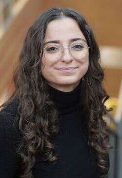 Bildet kan inneholde: briller, smil, briller, øyenbryn, synspleie.