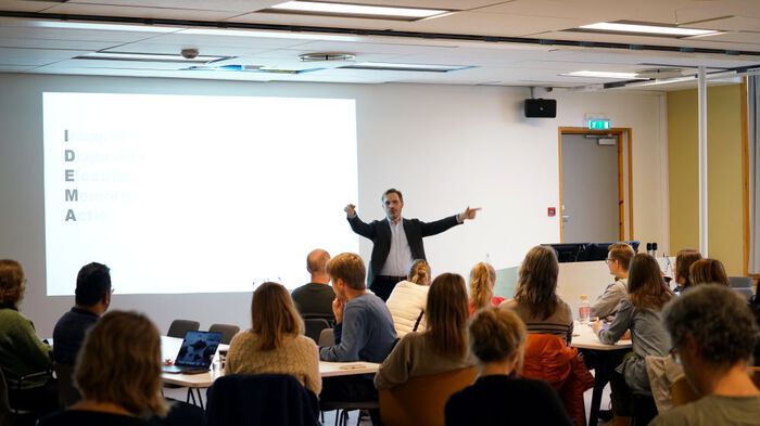 Seminar room with Kristian Bjørkdahl teaching. Photo