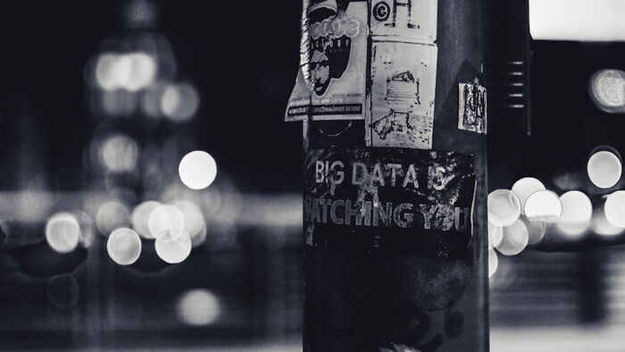 Lyktestolpe med klistremerke "big data is watching you". Illustrasjonsfoto.