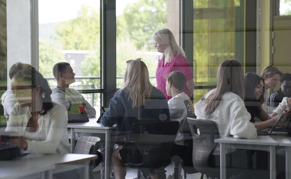 Lærer og elev samlet i klasserommet. Illustrasjonsfoto.