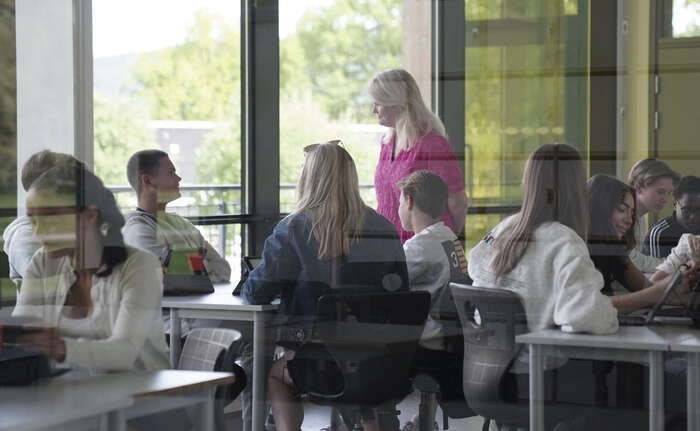 Lærer og elev samlet i klasserommet. Illustrasjonsfoto.