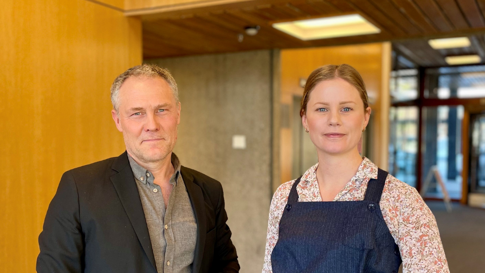 Bildet kan inneholde: erme, halsbånd, smil, blazer, dress.