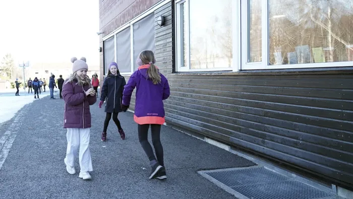 Barn som leker i en skolegår. 