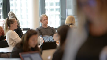 Studenter i seminarrom med laptoper. Ilustrasjonsfoto: Shane Colvin/UiO