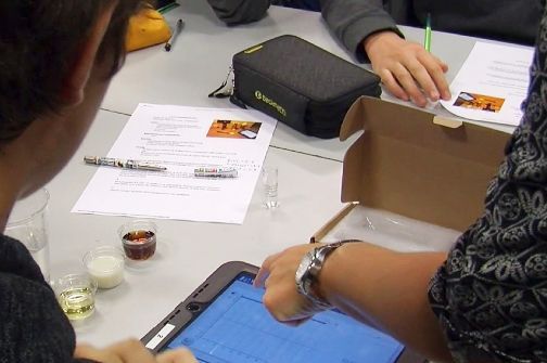 illustrasjonsfoto av elever og lærer som jobber med tablet i labeksperiment: REDE)