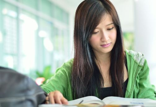 illustrasjonsfoto av elev som leser.