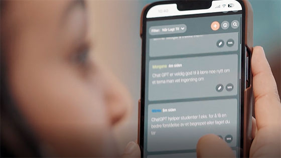 En kvinne er inne på appen samtavla på mobiltelefonen sin.