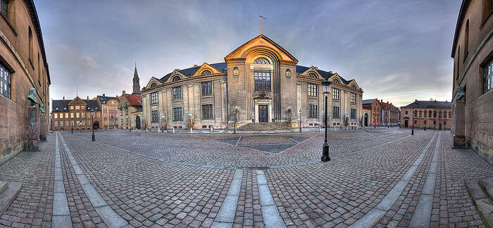 Bildet kan inneholde: arkitektur, reise, middelalderarkitektur, brostein, bytorget.
