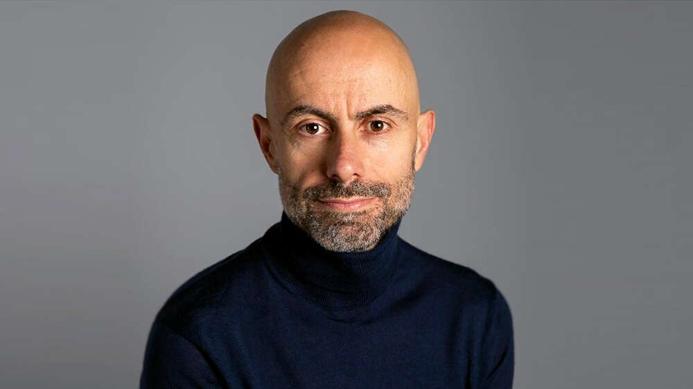 Portrett av Antoni Verger, en mann med kort hår og litt skjegg, i svart genser.