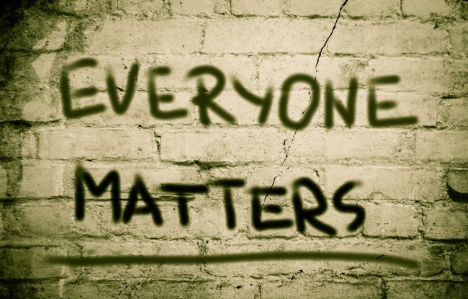 Grafitti der det står "Everyone matters"