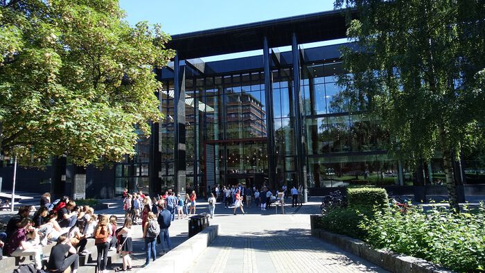 Bildet kan inneholde: by, offentlig plass, storbyområdet, urban design, fotgjenger.