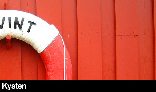 Photo of a life buoy, and the text "Kysten" (The coast) 