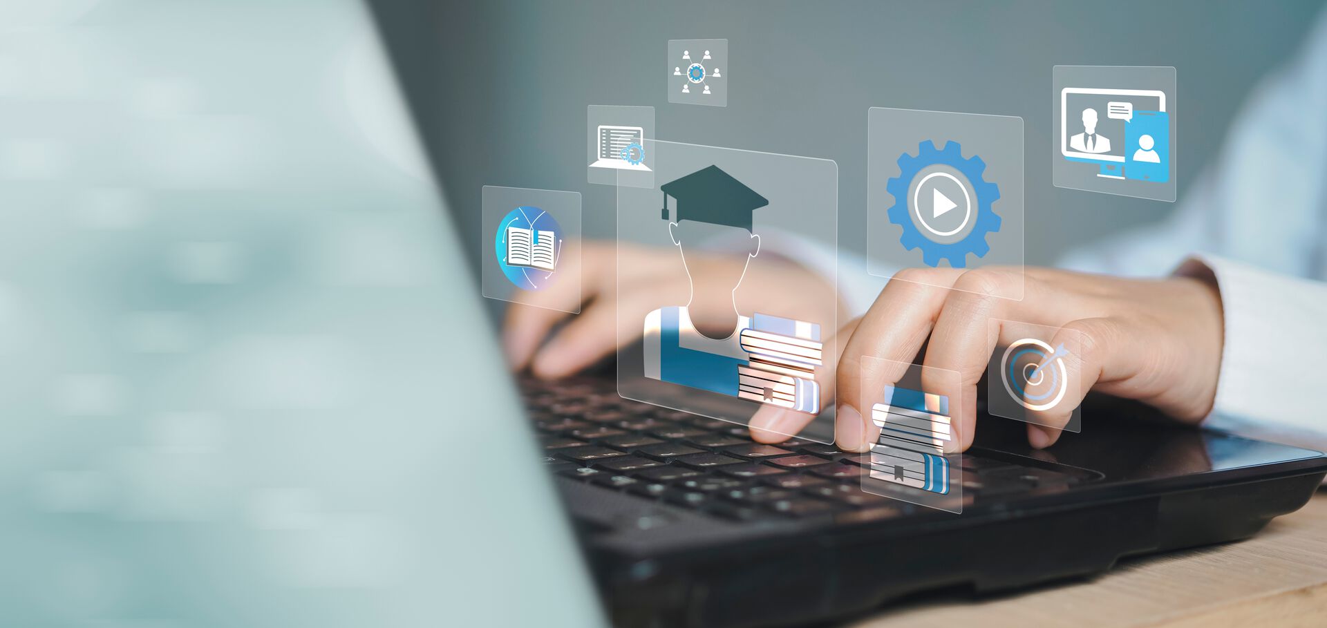 Hender som skriver på laptop, hologrammer i lufta som viser studenterlue og illustrasjoner av data.