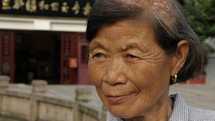 Eldre kinesisk kvinne. Foto.