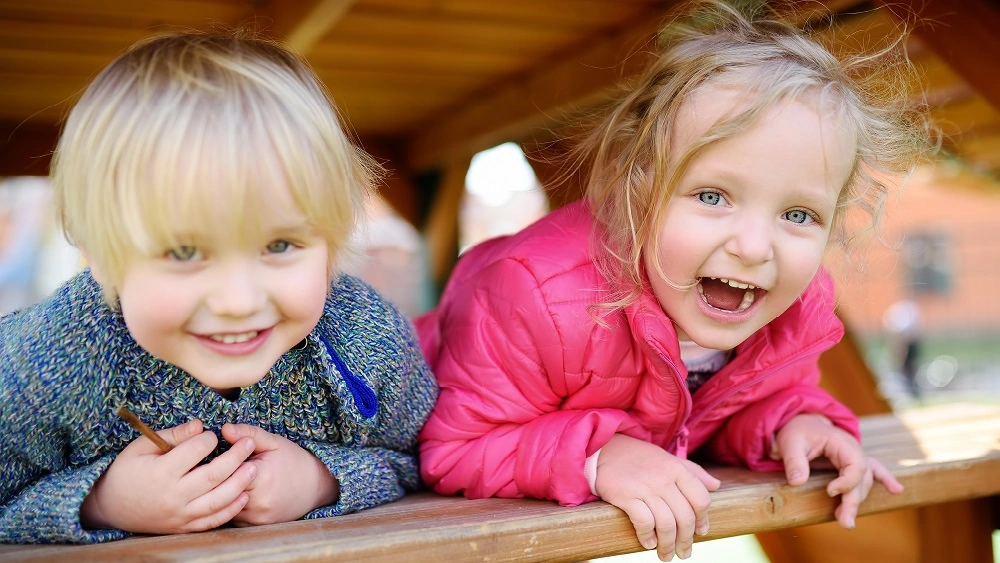 Glade barn som leker på lekeplassen