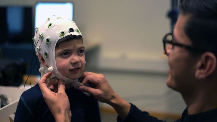 Barn med EEG hette