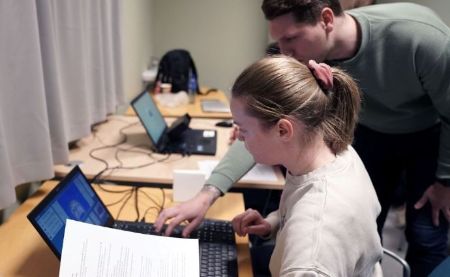 Dzan Zelihic demonstrating eye tracking equipement during hands-on training