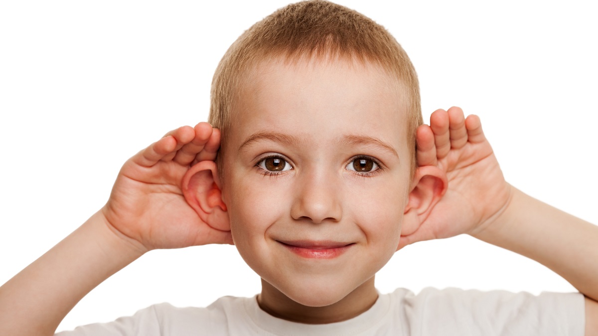 illustrasjonsfoto av gutt som tar seg på ørene