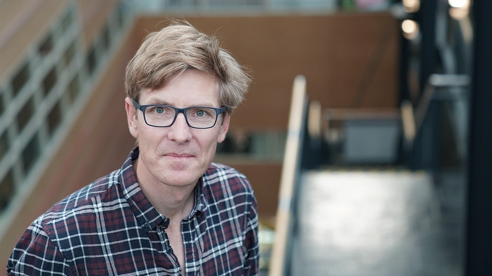Bildet kan inneholde: panne, kinn, smil, øyenbryn.