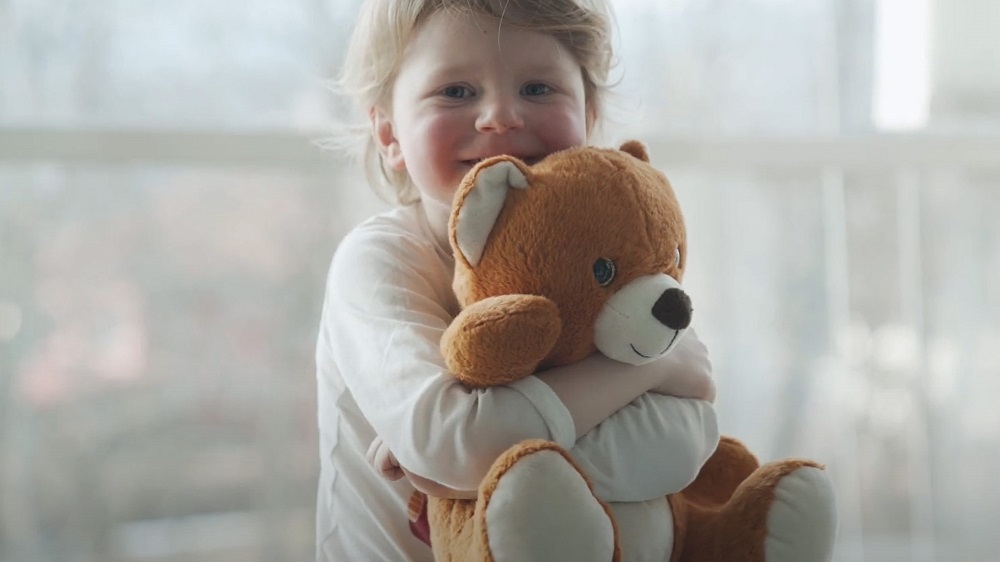 Illustration photo of little boy with the BALU teddy bear in his arms