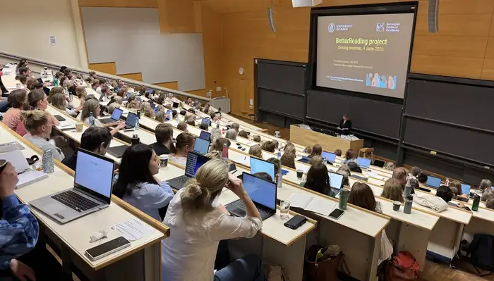 foto av publikum bakfra som ser på forskningsdekanen åpne seminaret
