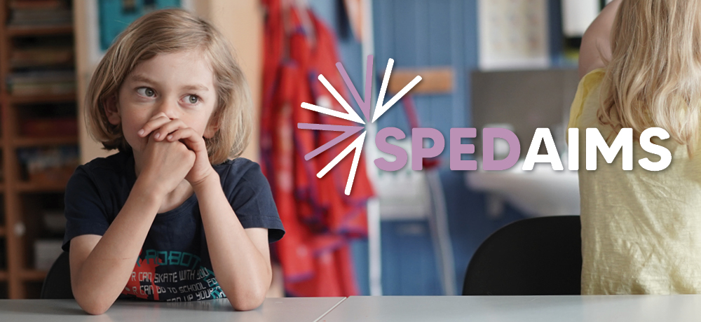 Liten jente som ser ettertenksom ut, SpedAims logo