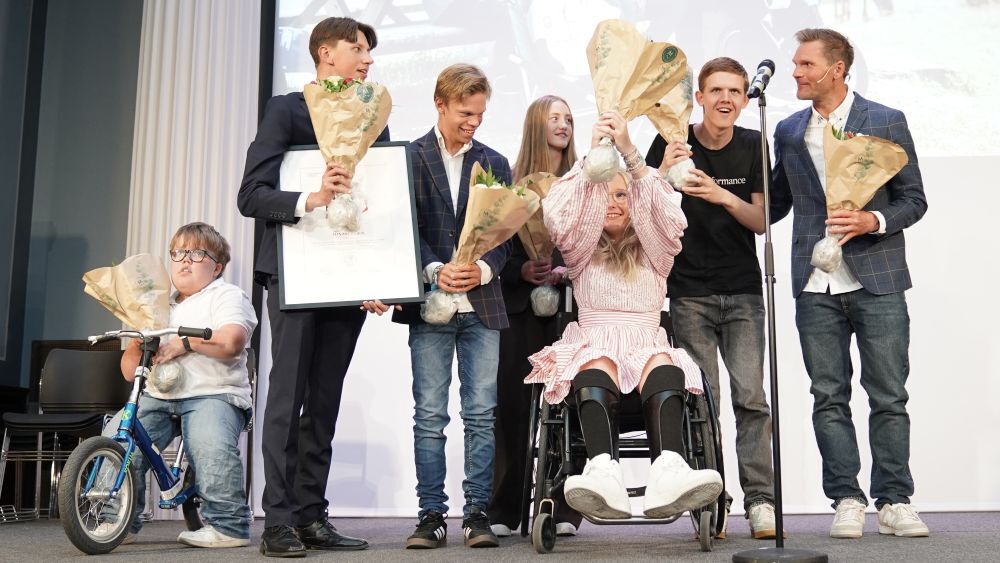 Team Pølsa på scena etter å ha mottatt prisen. Foto