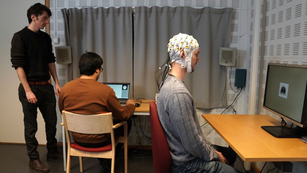 In this IDEA on Electroencephalography (EEG), we will present the basics of EEG as a neuroscientific tool to investigate cognition (Illustration: Colvin / UiO)