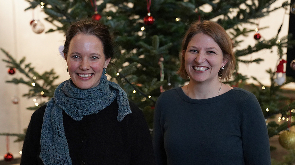 Smilende Joke Dewilde og Astrid Marie Jorde Sandsør ved et juletre. Foto