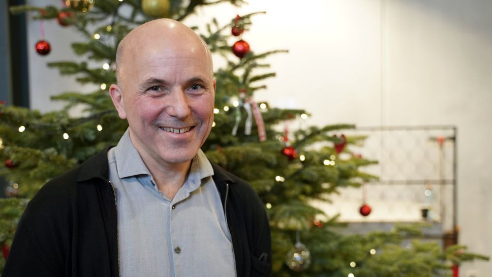 Bildet kan inneholde: juletre, smil, julepynt, gren, stående.