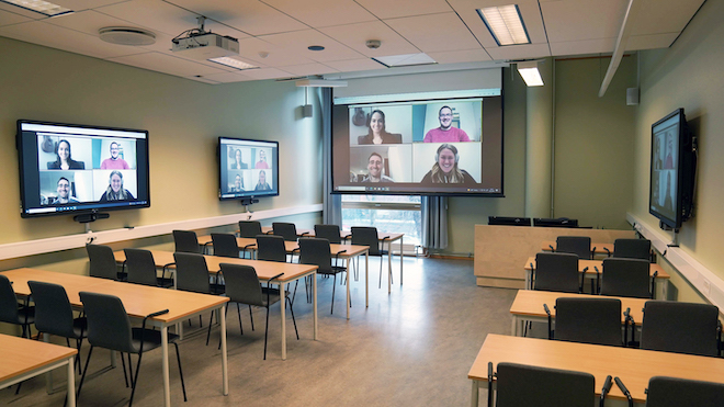 Bilde som viser et undervisningsrom med utstyr for hybrid undervisning. 
