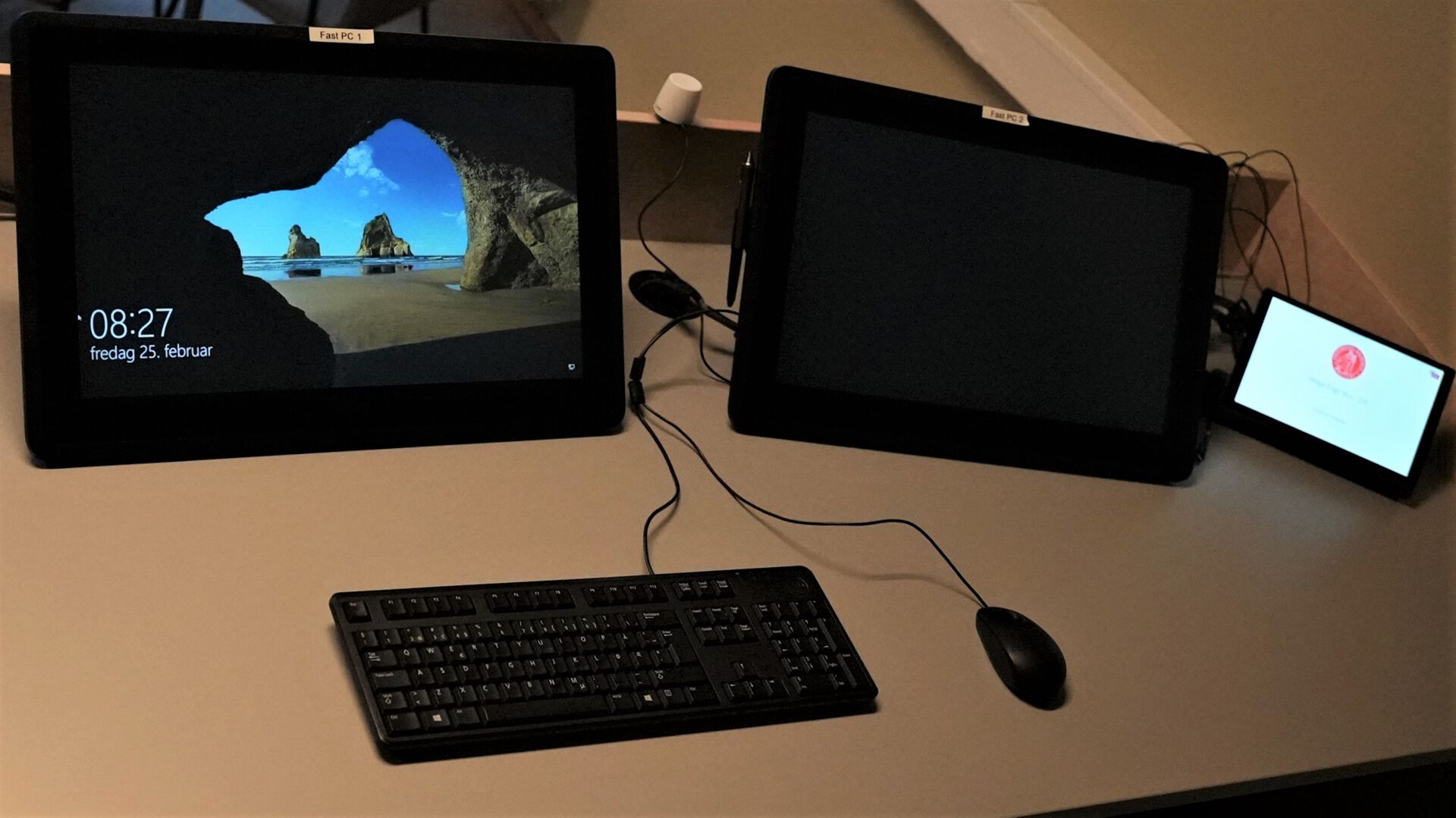Kateter med to PC-skjermer styringspanel og tastatur/mus. Foto