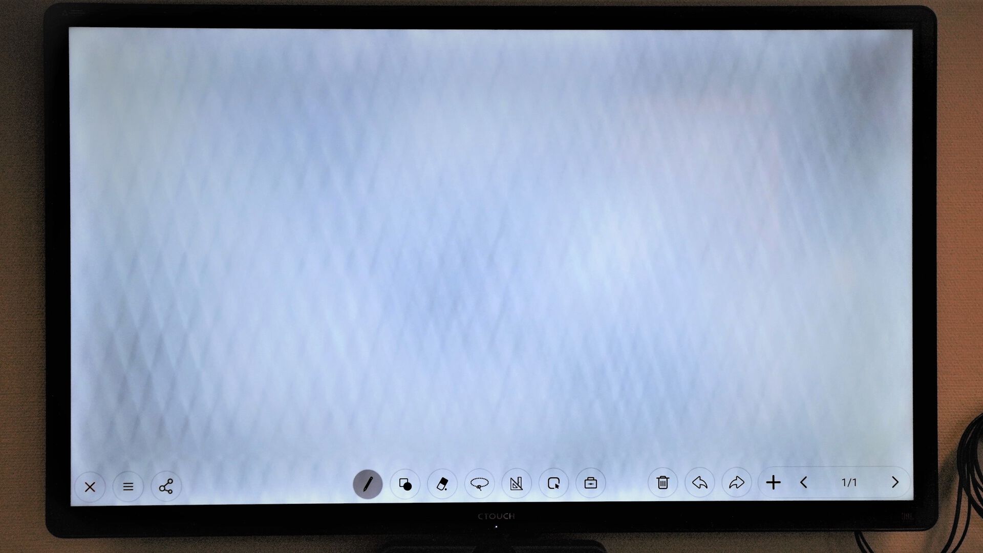 Sideskjerm som er slatt på og viser tavleprogrammen. Foto. 