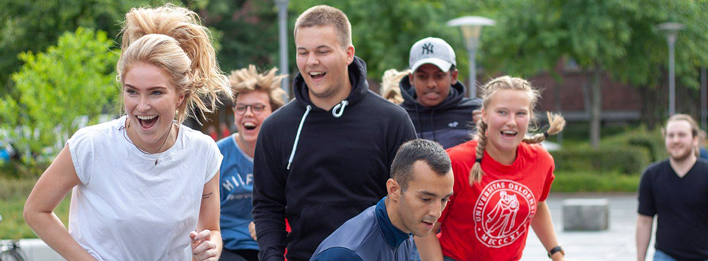 Studenter som leker og ler. Foto.
