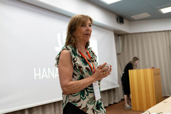 Joint ,Event ,Public speaking ,T-shirt ,Speech.
