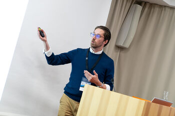 Hand ,Microphone ,Arm ,Sleeve ,Gesture.