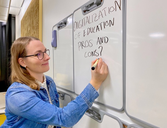 Jenny Högström writing on a whiteboard: digitalisation of education, pros and cons?