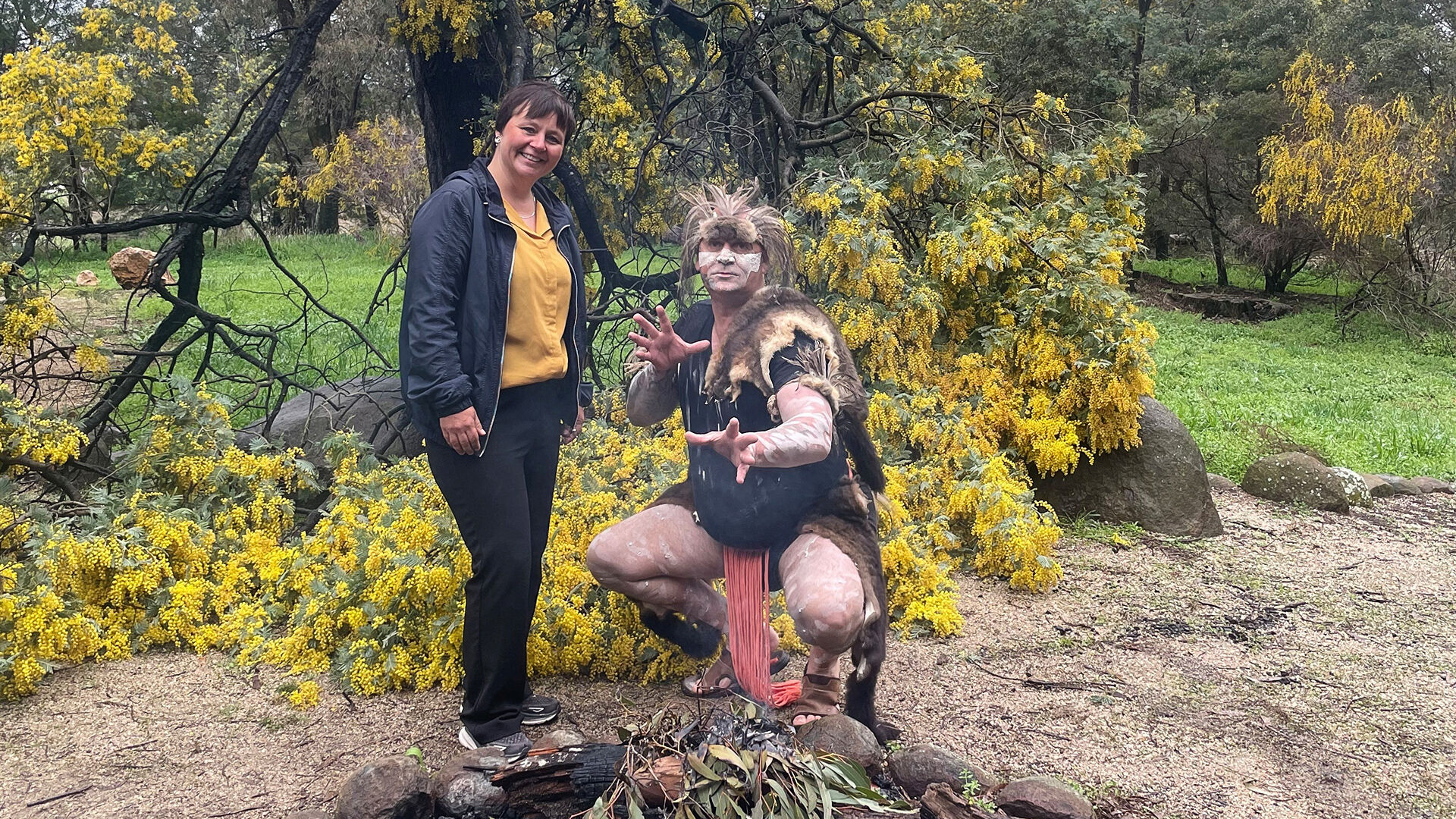 Bildet kan inneholde: mennesker i naturen, skog, skogland, lykke, gammel skog.