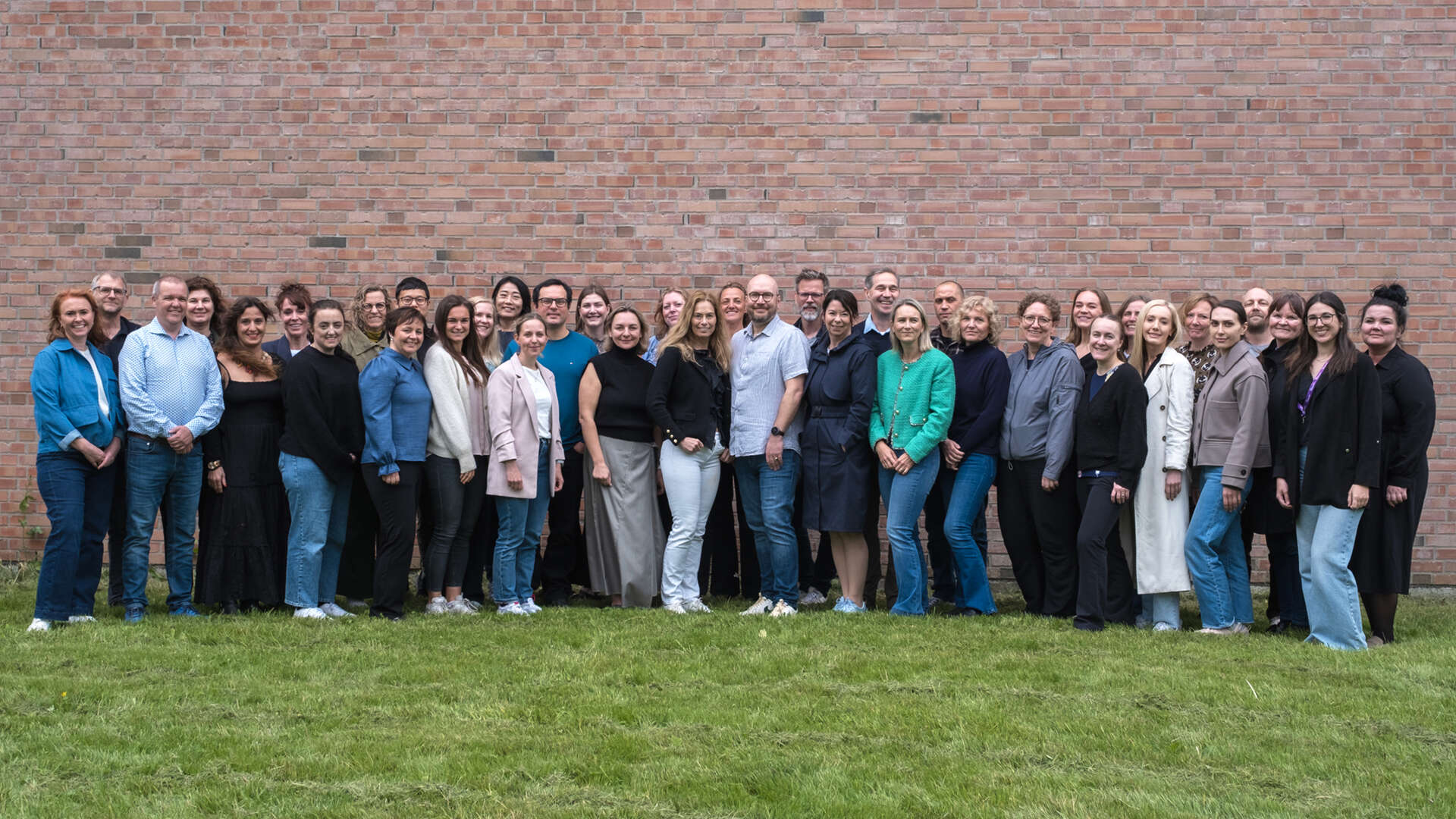 Bildet kan inneholde: mennesker, jeans, smil, denim, sosial gruppe.