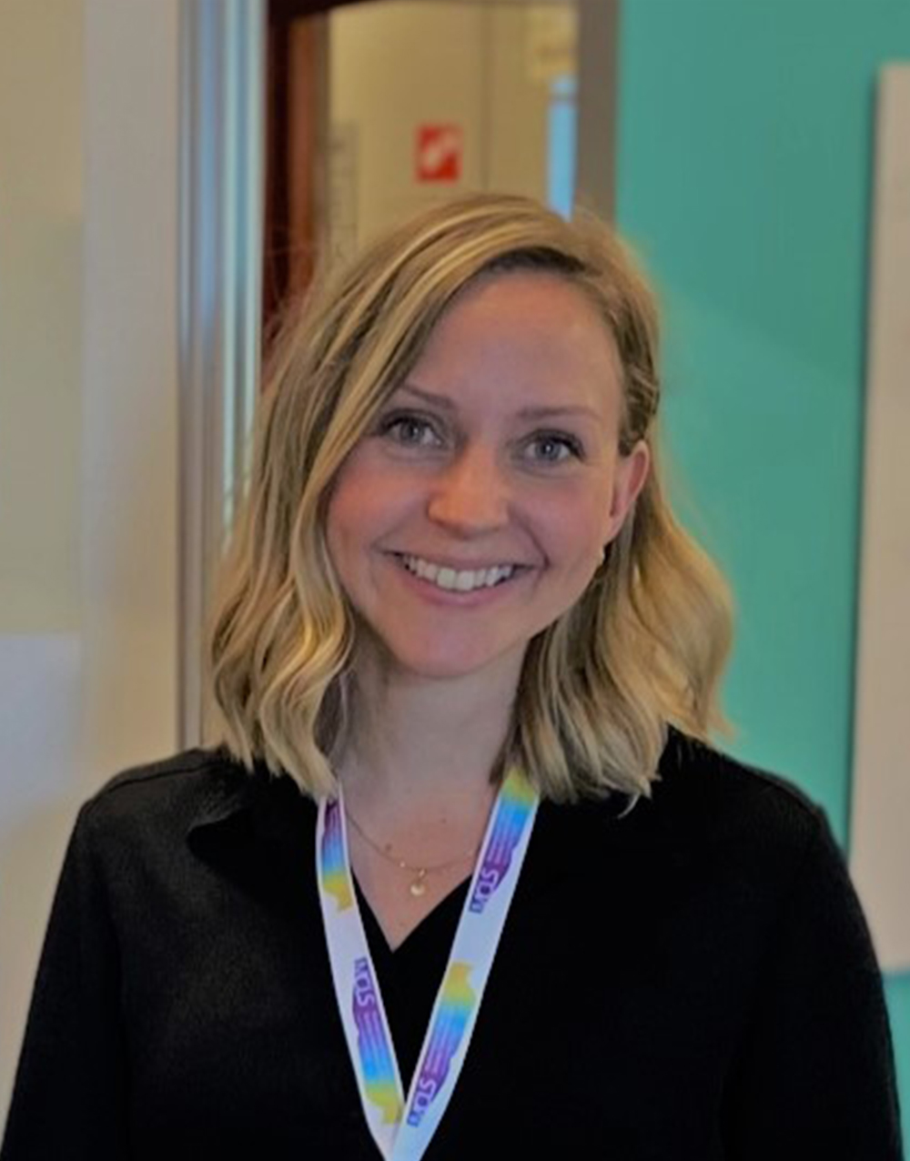 Bildet kan inneholde: smil, lykke, skjønnhet, ansiktsuttrykk, blond.