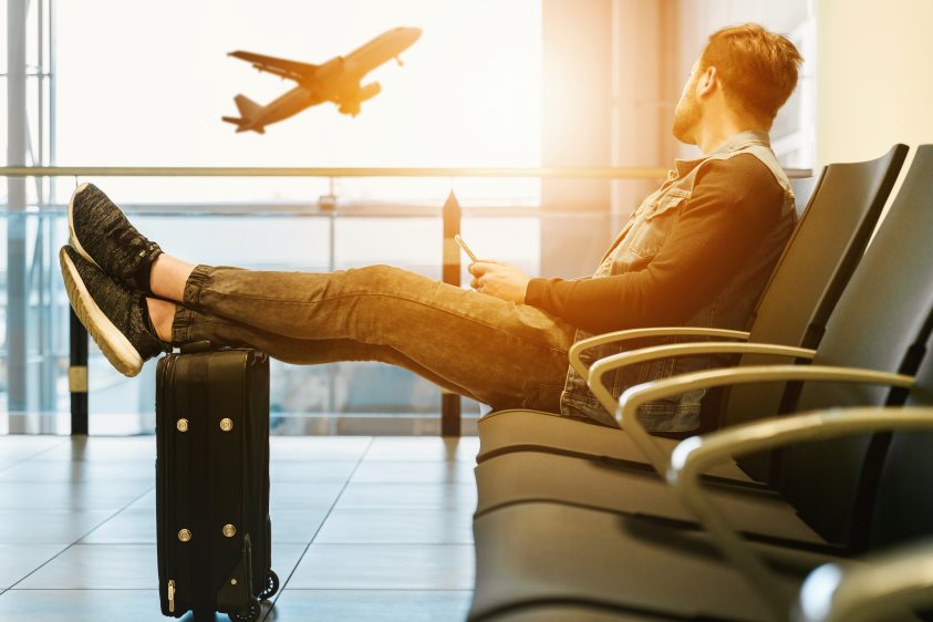 Mann ser ut på et fly på en flyplass
