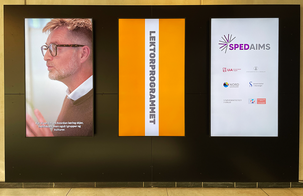 Tre infoskjermer i portrettformat ved siden av hverandre